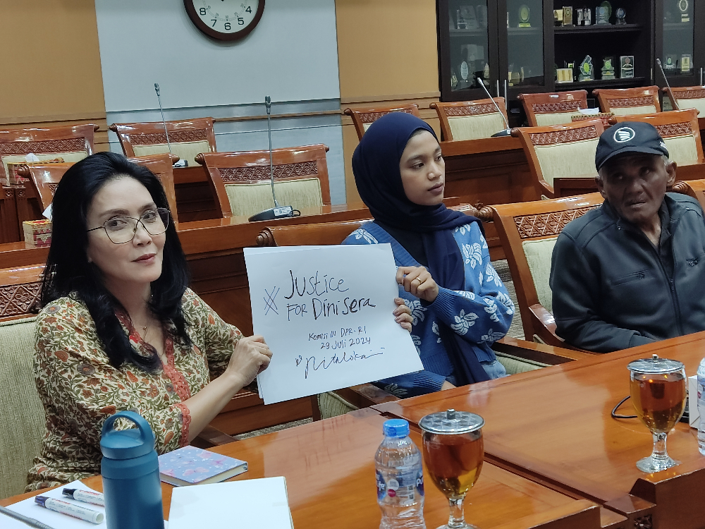 Pihak keluarga Dini Sera Afrianti saat beraudiensi dengan anggota DPR. (BeritaNasional/Ahda)