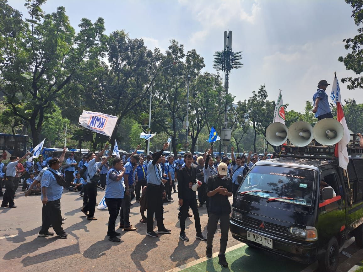 Sopir Mikrotrans melakukan aksi demo di depan Balai Kota Jakarta. (BeritaNasional/Lydia).