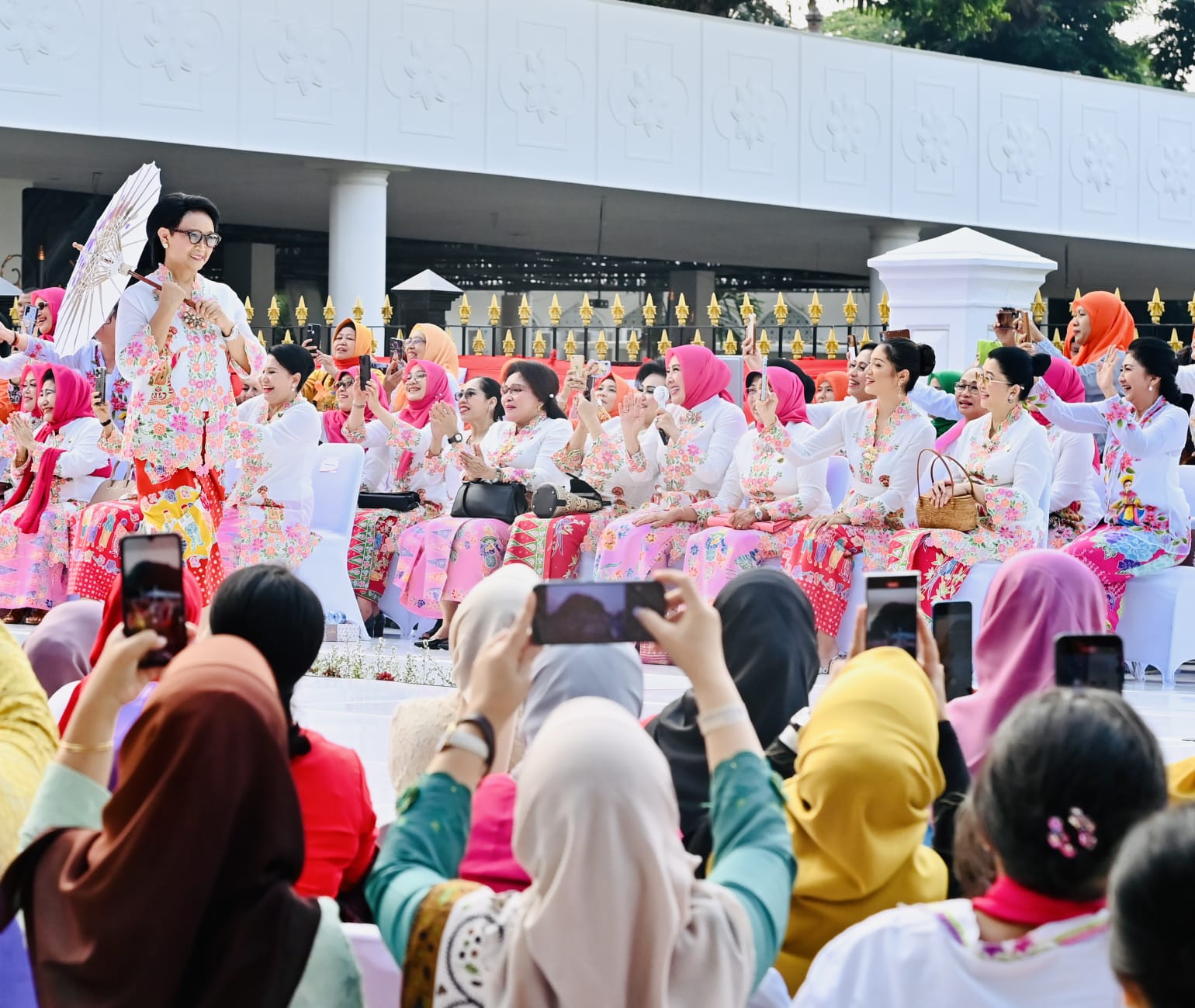 Istana Berkebaya di depan Istana Merdeka, Jakarta, Minggu (6/8/2023). (Foto: BPMI Setpres)