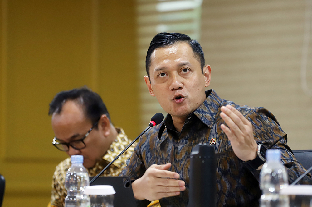 Menteri ATR Agus Harimurti Yudhoyono memberikan penjelasan terkait pertanahan saat rapat kerja bersama komite I DPD RI. (BeritaNasional/Elvis Sendouw)