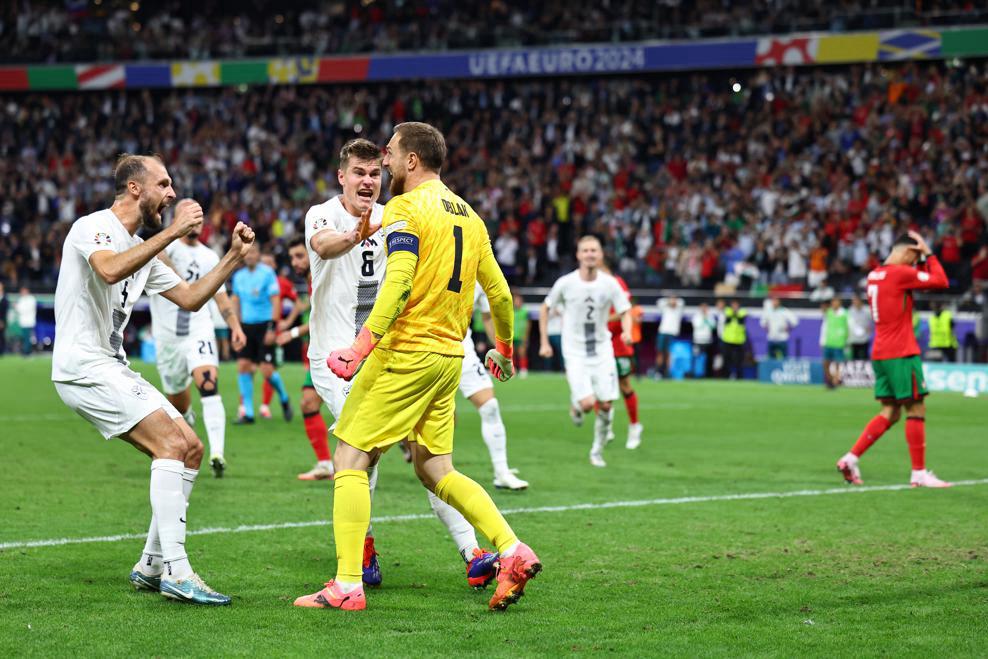 Kiper Slovenia Jan Oblak menepis tendangan penalti Ronaldo. (Foto/eufa.com).