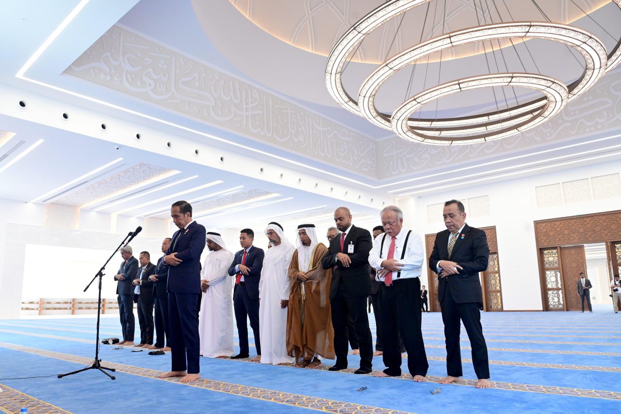 Presiden Joko Widodo mengunjungi Masjid Presiden Joko Widodo di Abu Dhabi. (Foto/BPMI).