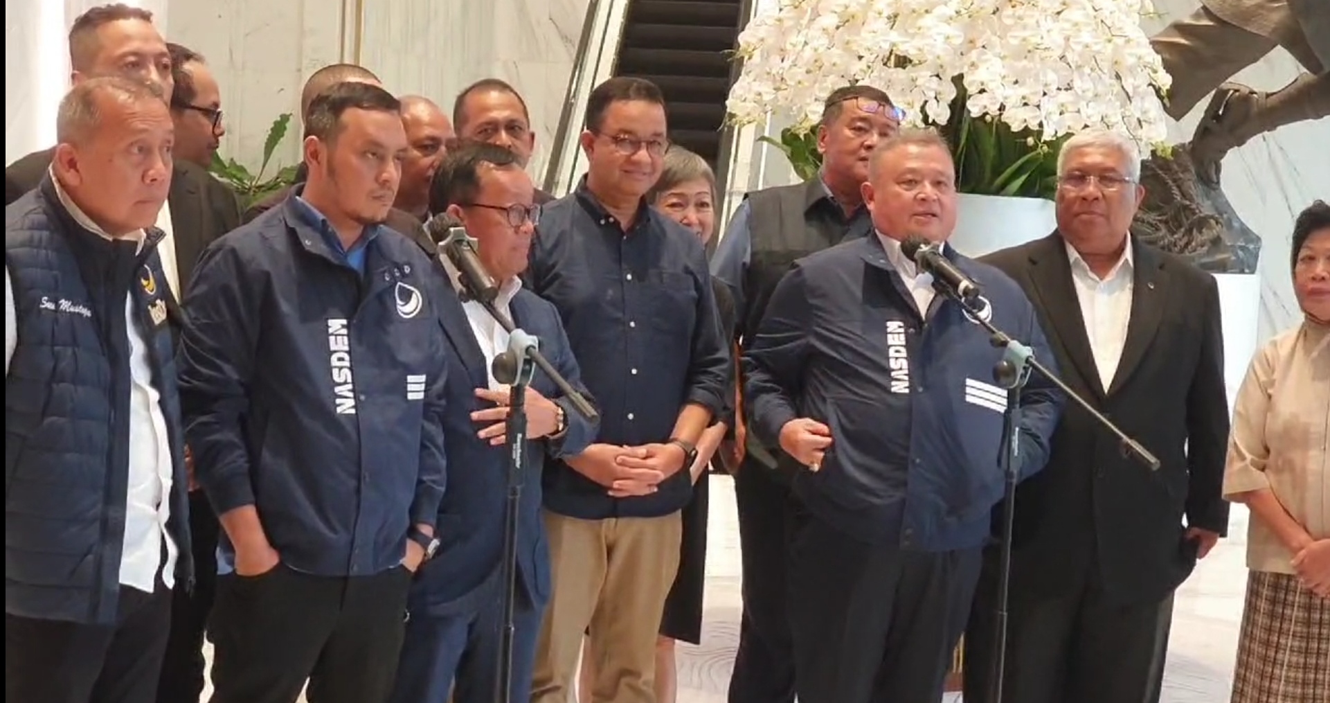 Anies Baswedan (tengah) saat berada di Kantor DPP NasDem, Jakarta. (BeritaNasional/Ahda)