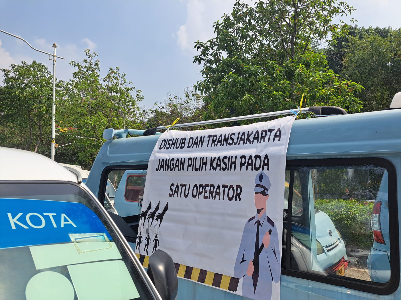 Sopir JakLingko demonstrasi di Balai Kota Jalan Medan Merdeka Selatan. (BeritaNasional/Lydia)