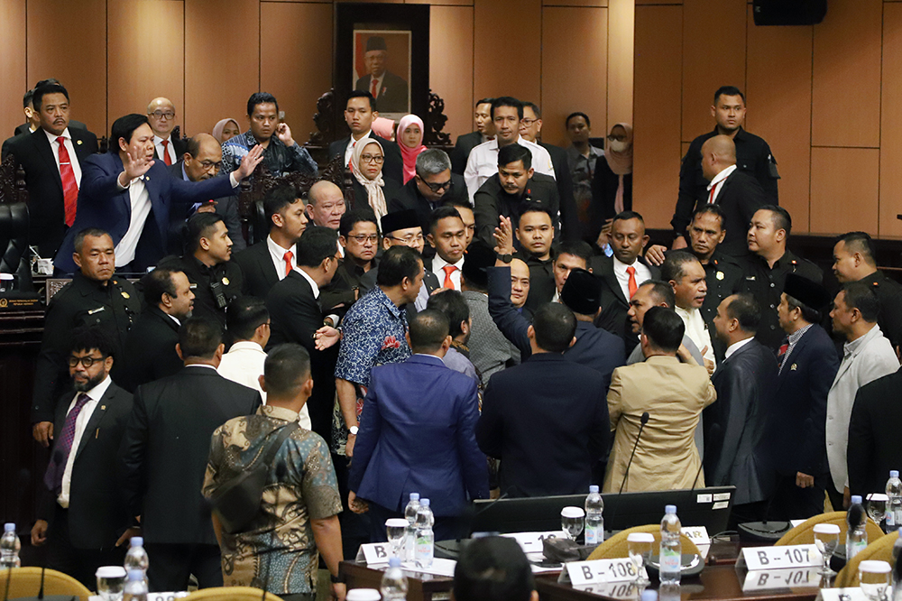 Suasana ricuh saat rapat paripurna DPD RI. (BeritaNasional/Elvis Sendouw)