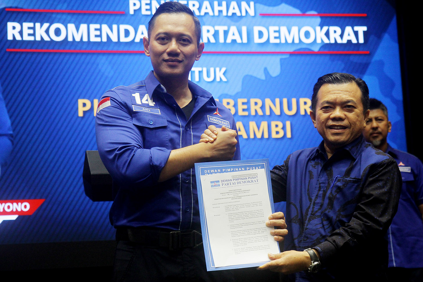 Ketua Umum Partai Demokrat Agus Harimurti Yudhoyono (kiri) menyerahkan surat rekomendasi kepada bakal calon Gubernur Jambi Al Haris di Kantor DPP Partai Demokrat, Jakarta, Kamis (4/7/2024). (BeritaNasional.com/Oke Atmaja)