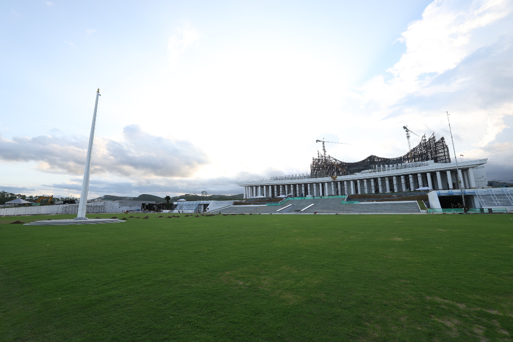 Suasana lapangan yang akan digunakan untuk upacara HUT Ke-79 RI di IKN. (Foto/Humas Otorita IKN)