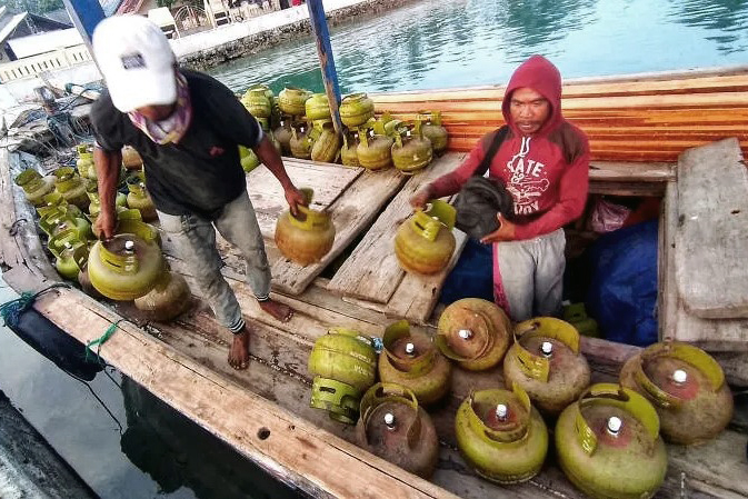 Pekerja menurunkan gas 3 kilo untuk kebutuhan masyarakat. (BeritaNasional/Elvis Sendouw)