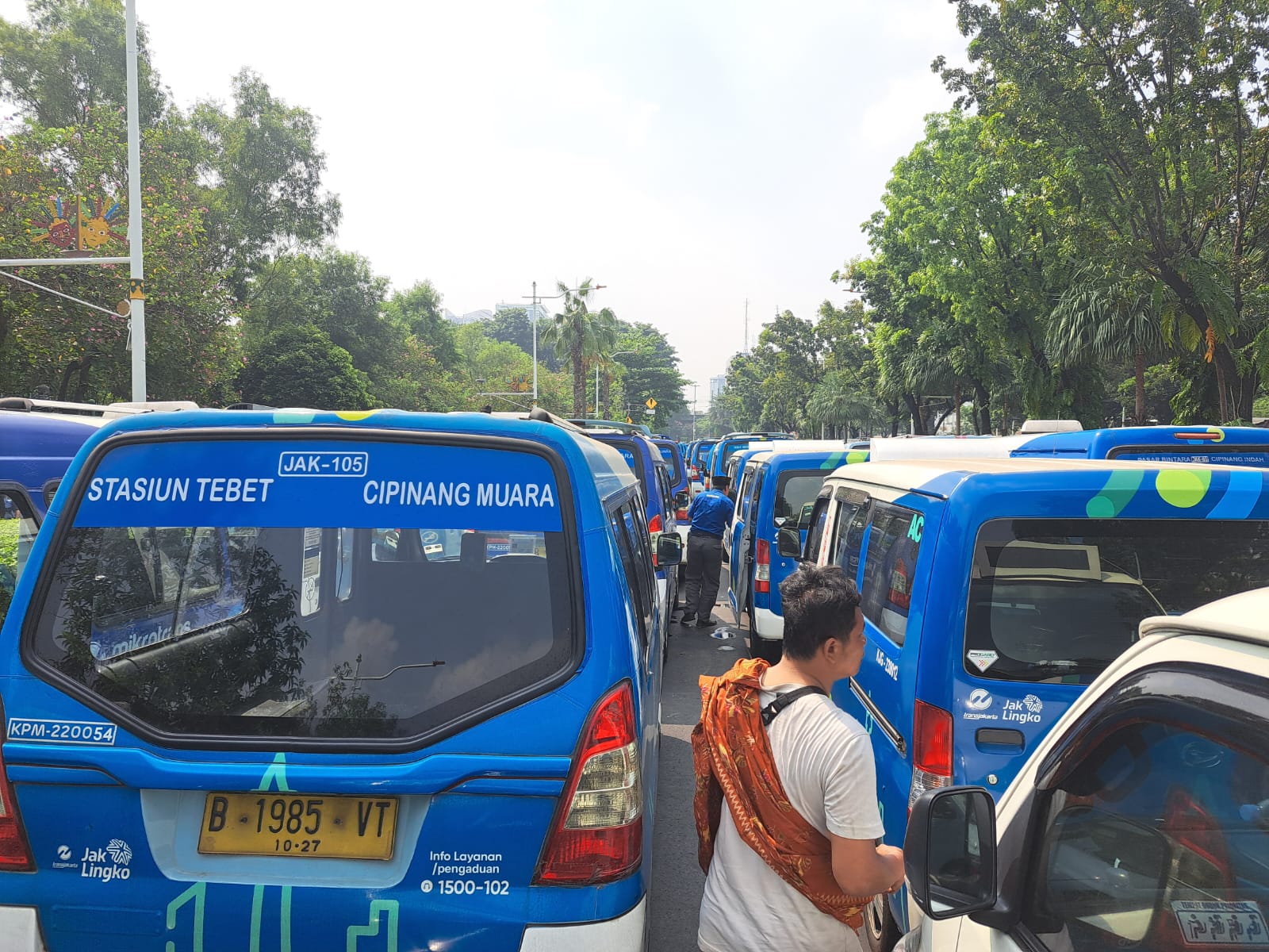 Sopir JakLingko demonstrasi di Balai Kota Jalan Medan Merdeka Selatan. (BeritaNasional/Lydia)