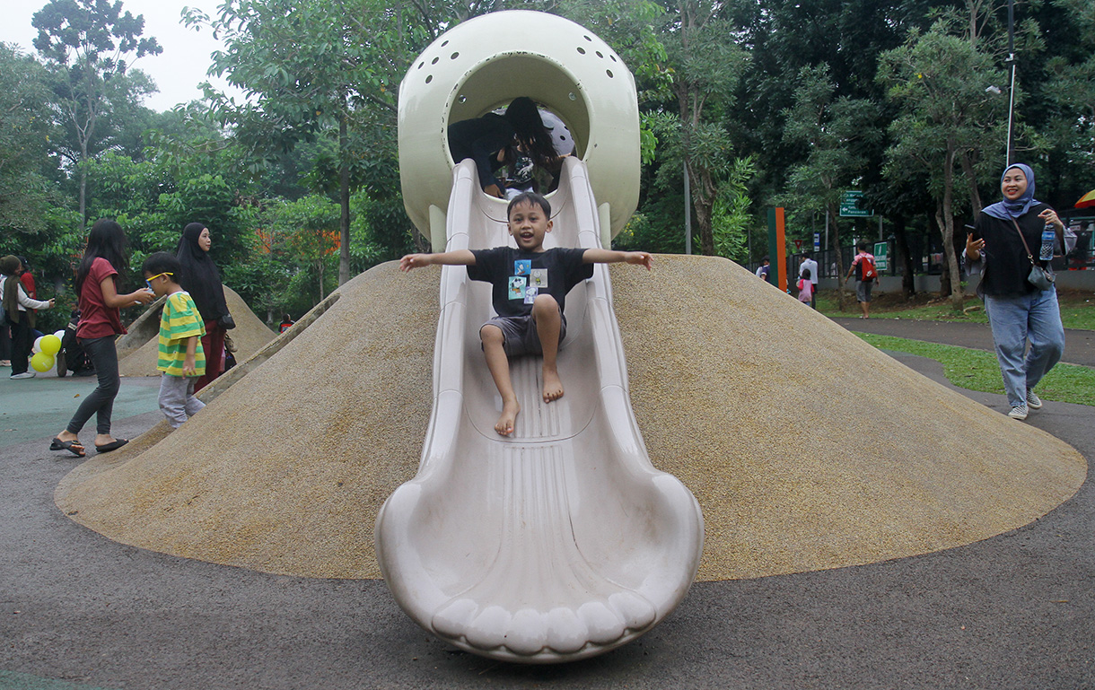 Sejumlah anak bermain di arena Tebet Eco Park, Jakarta, Minggu (21/7/2024). (BeritaNasional.com/Oke Atmaja)