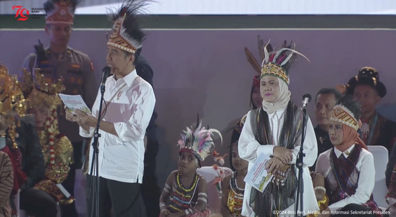 Presiden Jokowi dan Iriana Jokowi mebagikan hadiah di Hari Anak Nasional 2024. (Foto/YouTube Sekretariat Presiden).