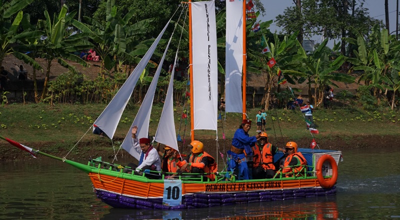 Perahu botol plastik berlayar di KBT (Beritanasional/Lydia)