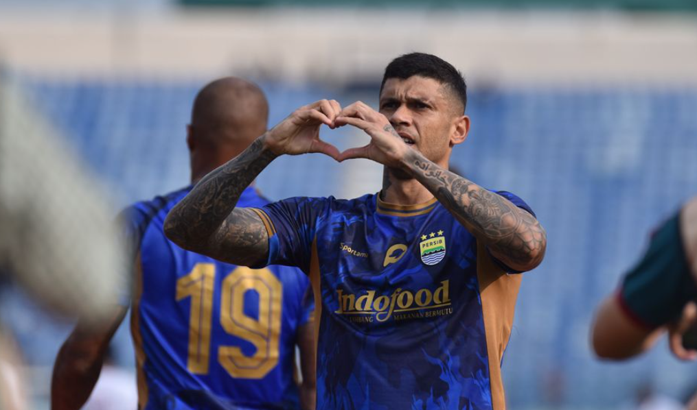 Striker Persib Ciro Alves merayakan gol ke gawang PSM Makassar di Stadion Si Jalak Harupat, Kabupaten Bandung, Jumat (19/7/2024). (Foto/Persib.co.id)