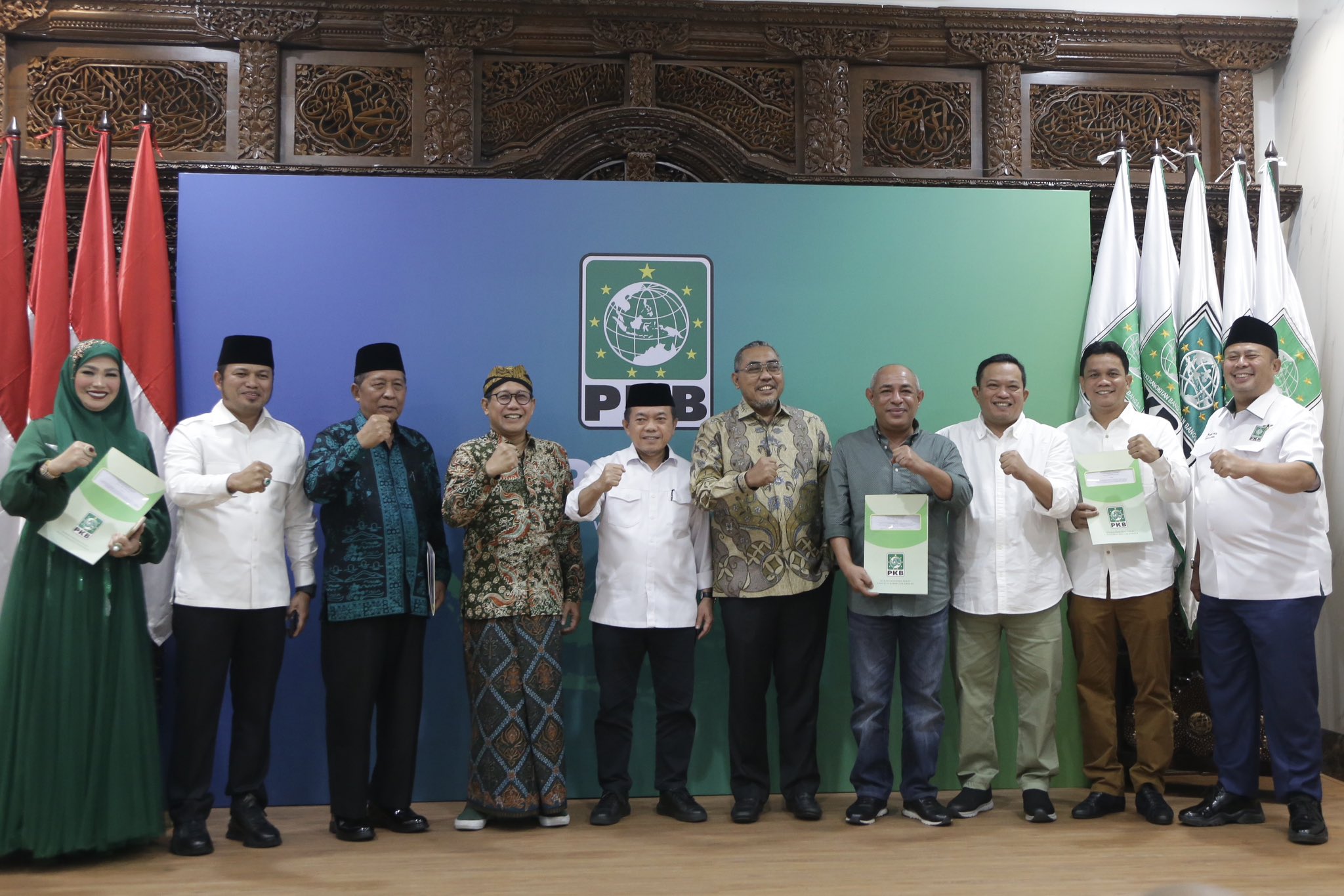 DPP PKB memberikan surat rekomendasi kepada para bakal pasangan calon kepala daerah. (Foto/PKB)