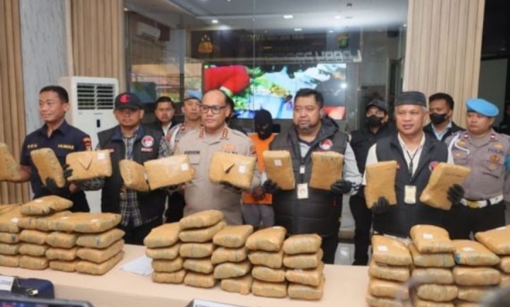 Polres Jakut membeber barang bukti 77 kilogram ganja. (BeritaNasional/Mufit)