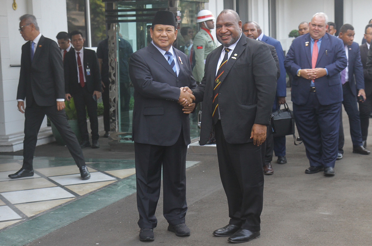 Menteri Pertahanan sekaligus presiden terpilih, Prabowo Subianto, bertemu dengan Perdana Menteri (PM) Papua Nugini, James Marape di kantor Kemhan, Jakarta Pusat, Senin (15/7/2024).(BeritaNasional.com/Oke Atmaja)