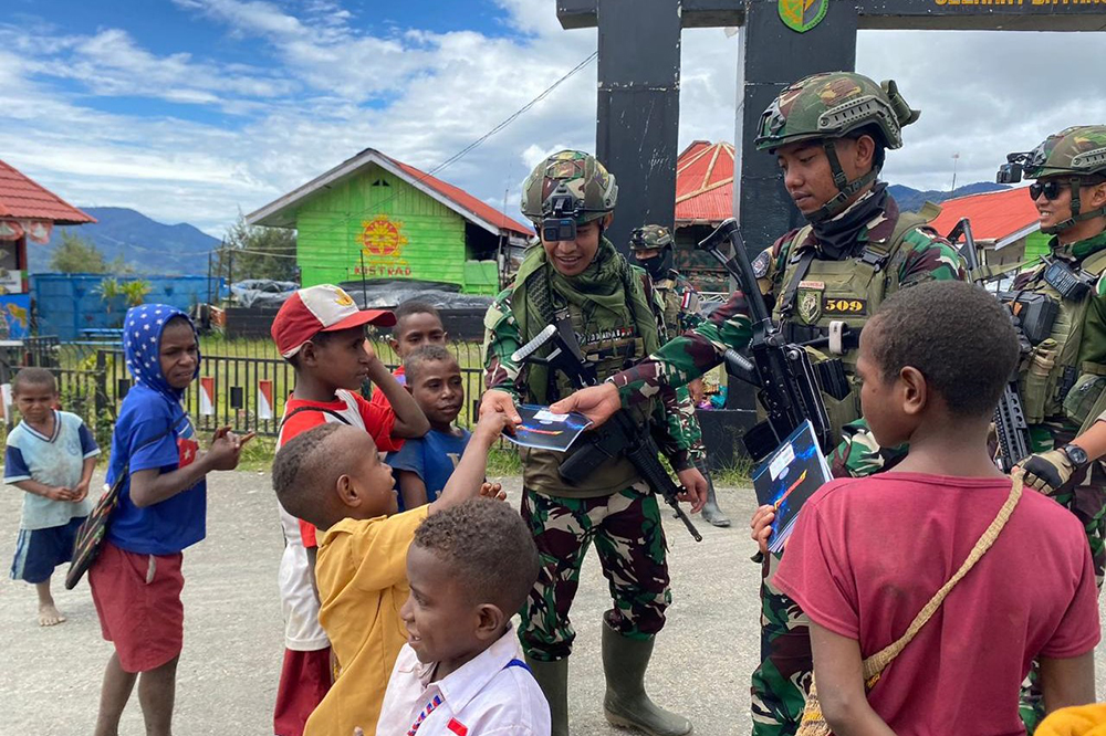 Keceriaan anak-anak TK Papua mendapatkan buku dari prajurit Satgas Yonif 509 Kostrad. (BeritaNasional/HO/Elvis Sendouw)