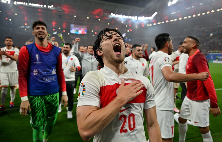 Momen Turki merayakan kemenangan atas Austria di babak 16 besar (Foto/Getty Images)