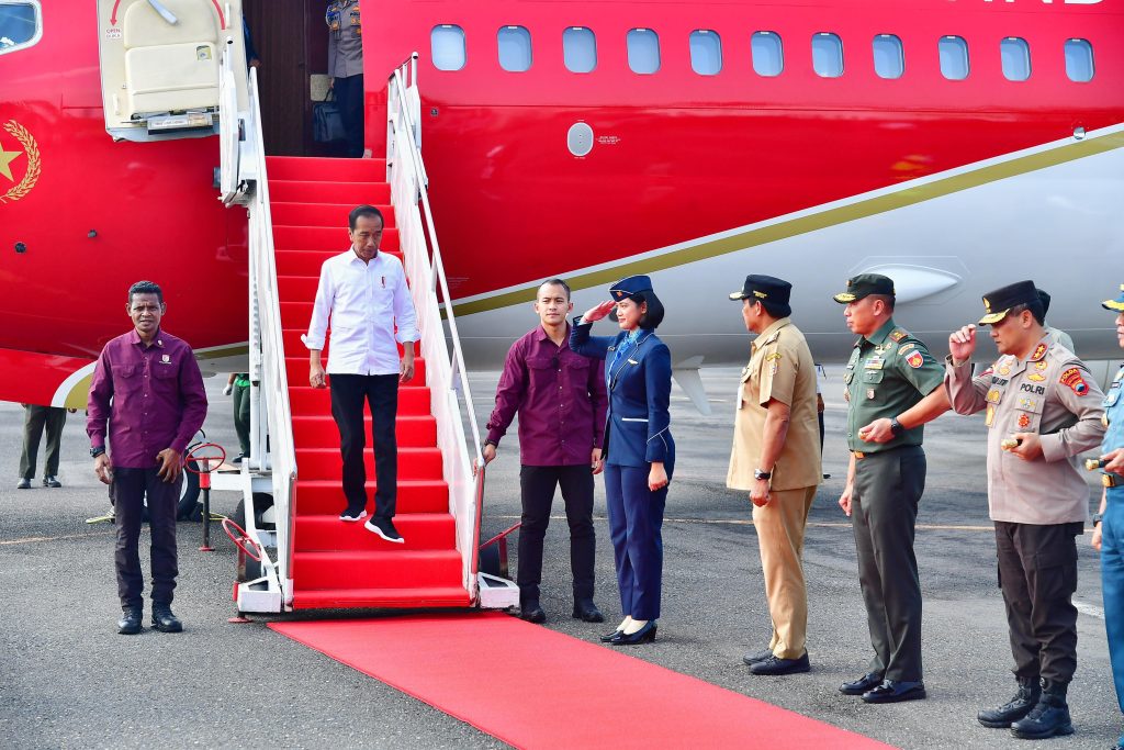 Momen Presiden Jokowi tiba di Pangkalan TNI AD Ahmad Yani. (BeitaNasional/BPMI Setpres)