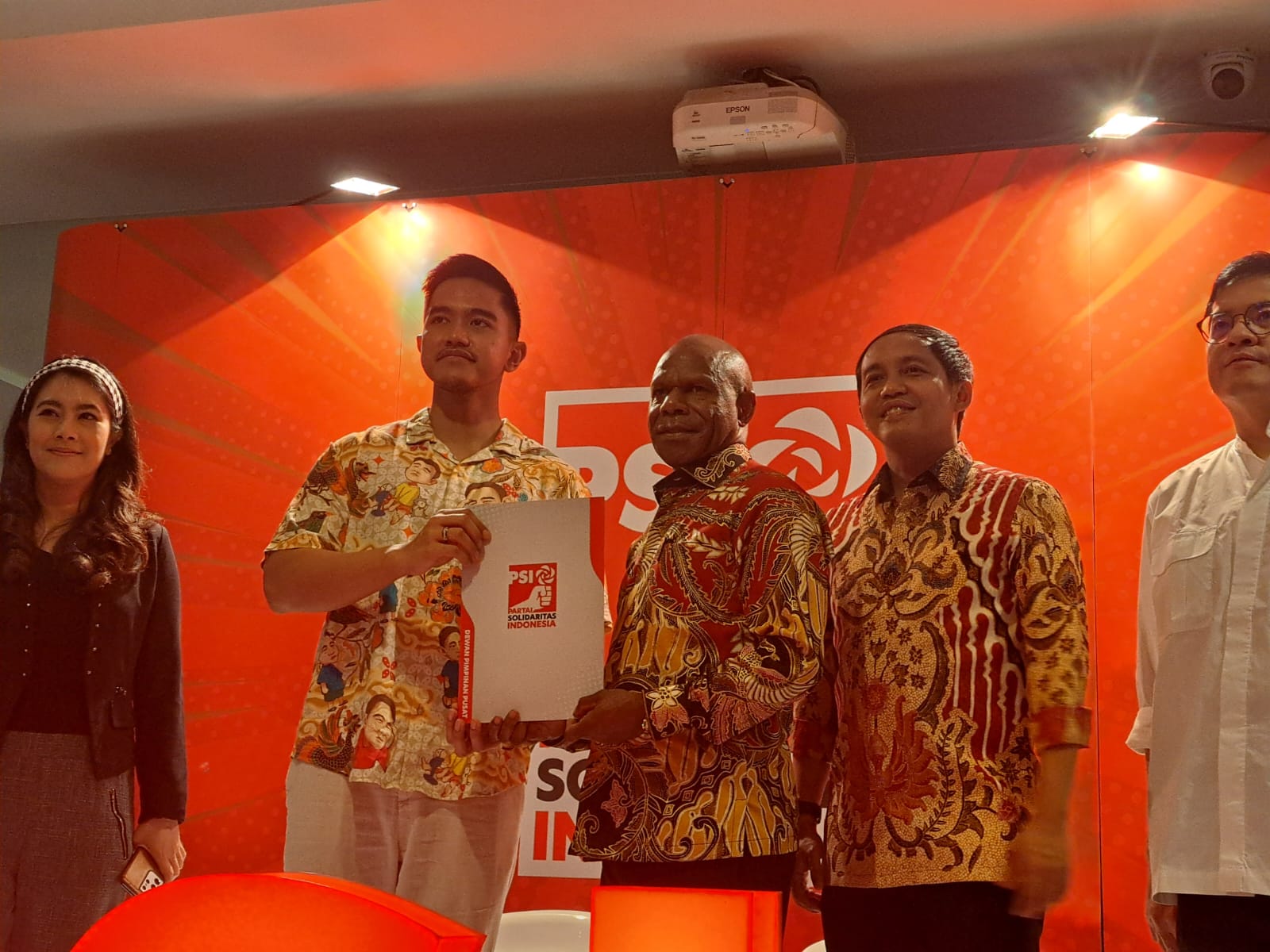 Partai Solidaritas Indonesia (PSI) memberikan surat rekomendasi untuk 20 bakal calon kepala daerah di Pilkada 2024. (BeritaNasional/Lydia).