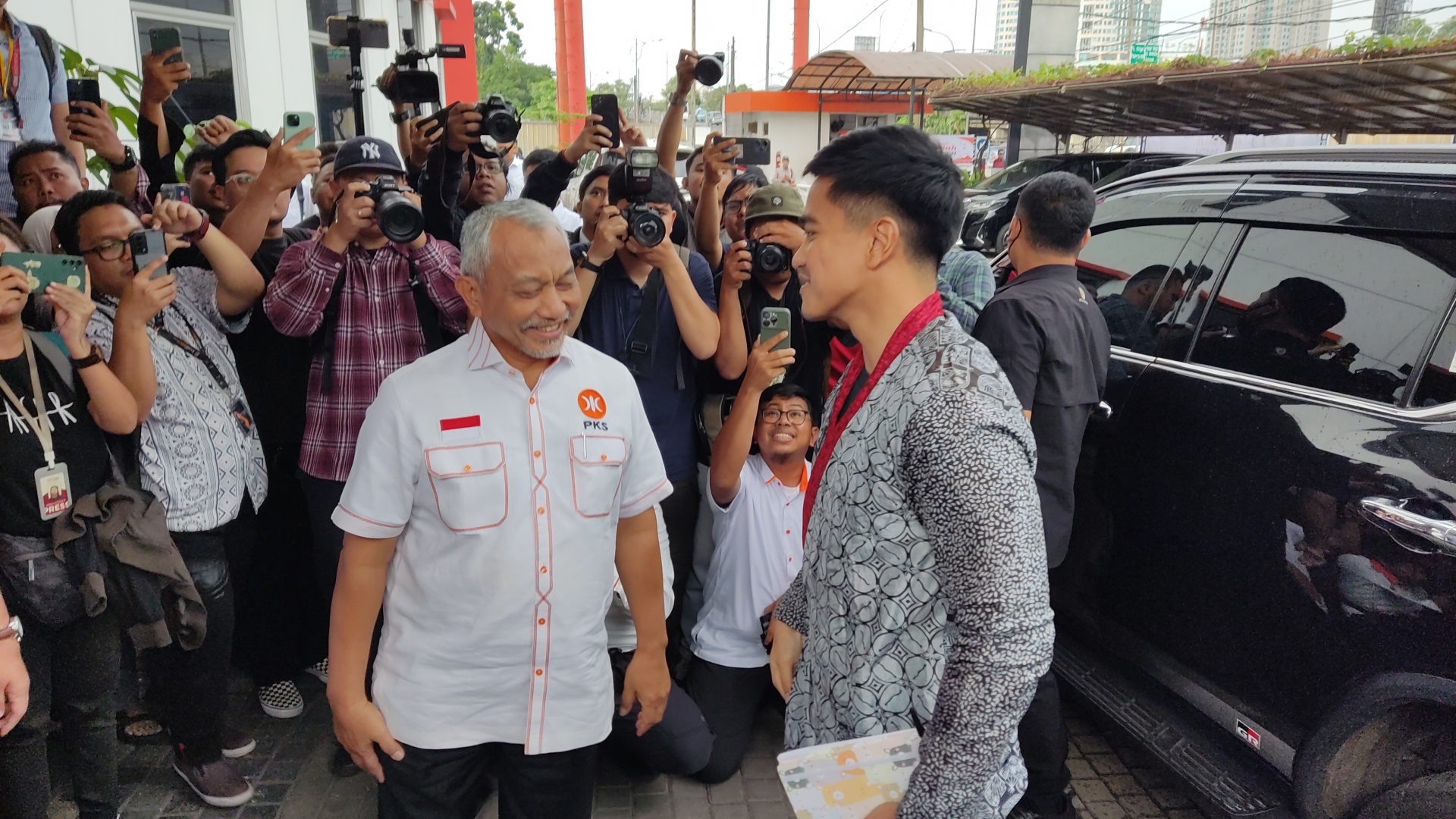 Ketua Umum PSI Kaesang Pangarep (berbusana kimono batik) saat menyambangi DPP PKS. (BeritaNasional/Oke Atmaja).