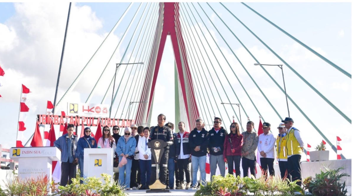 Presiden Jokowi meresmikan jembatan Pulau Balang. (Foto/BPMI).