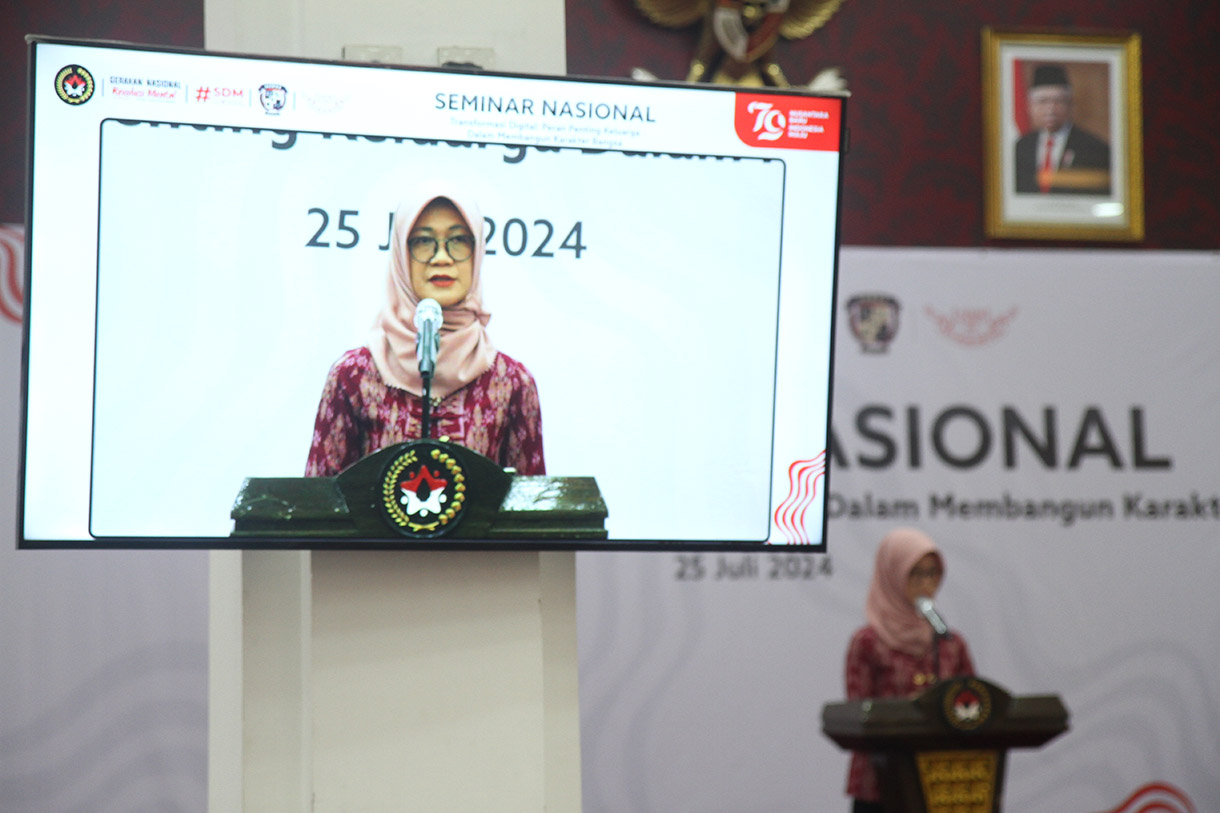 Deputi Bidang Koordinasi Peningkatan Kualitas Anak, Perempuan, dan Pemuda Kemenko PMK Woro Srihastuti Sulistyaningrum saat berpidato dan sekaligus membuka acara Seminar Nasional di kantor Kemenko PMK, Jakarta, Kamis (25/7/2024).(BeritaNasional.com/Oke Atmaja)