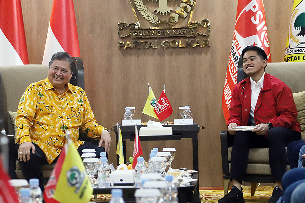 Ketum PSI Kaesang Pangarep (kanan) bersama Ketum Golkar Airlangga Hartarto di kantor DPP Golkar, Jakarta, Kamis (11/7/2024). (BeritaNasional/Elvis Sendouw)