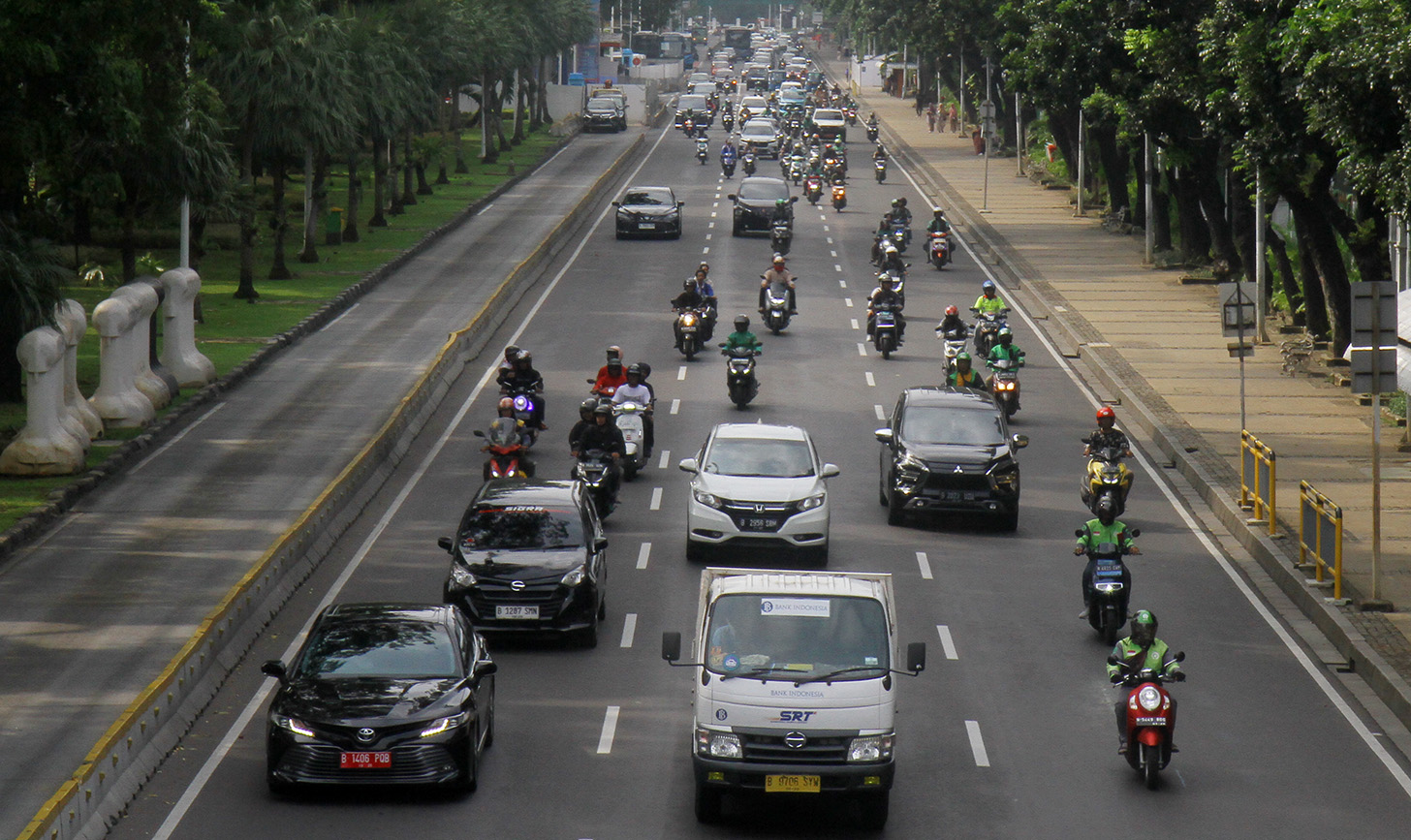 Sejumlah kendaraan terjebak kemacetan di Jalan Sudriman, Jakarta. (BeritaNasional/Oke Atmaja).