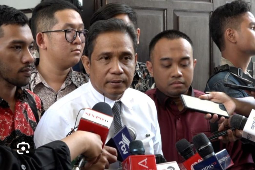 Pengacara eks Ketua KPK Firli Bahuri, Ian Iskandar, saat diwawancarai media. (Foto/Dokumentasi Pribadi)