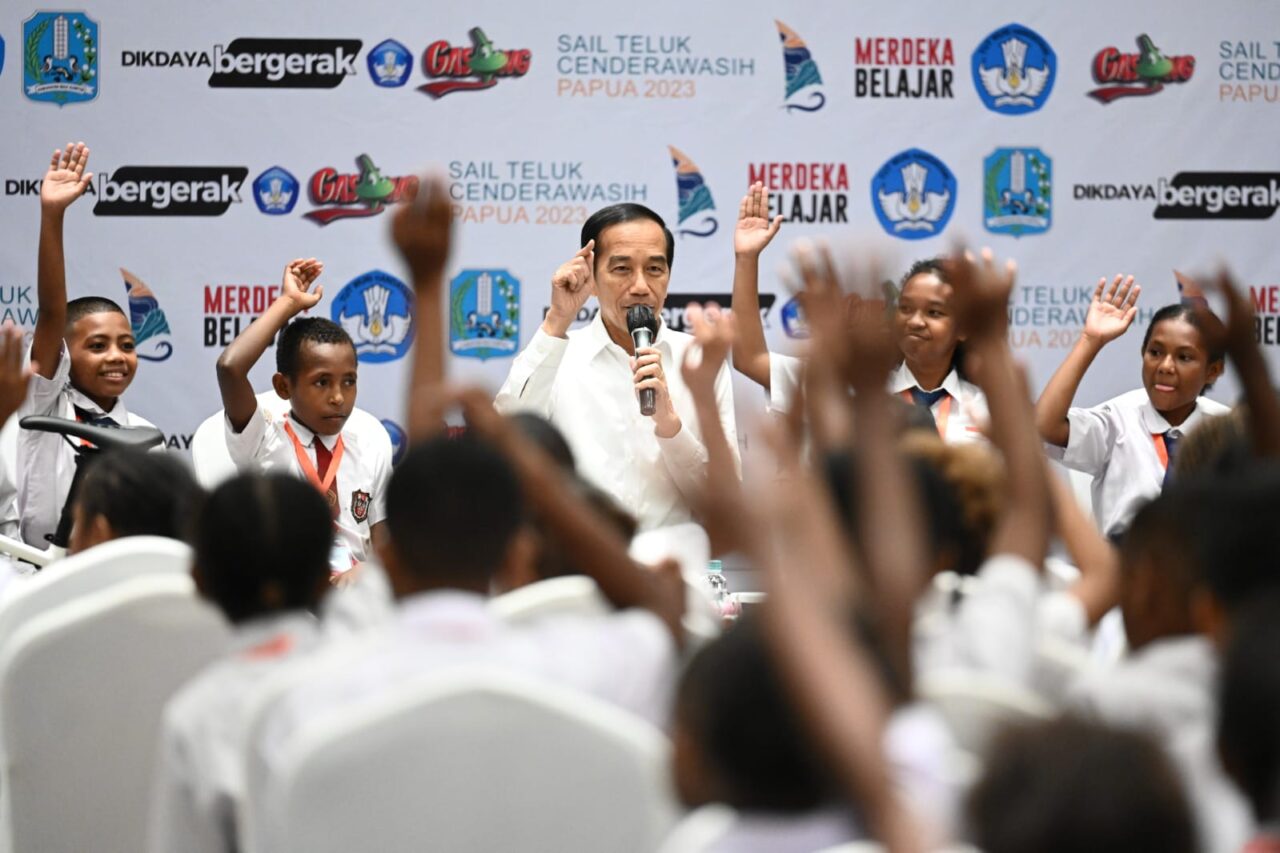 Presiden Jokowi saat bertemu dengan siswa SD dan SMP di Ballroom Padaido Swiss-Belhotel, Kabupaten Biak Numfor, Papua, tahun lalu. (Foto/BPMI Setpres)