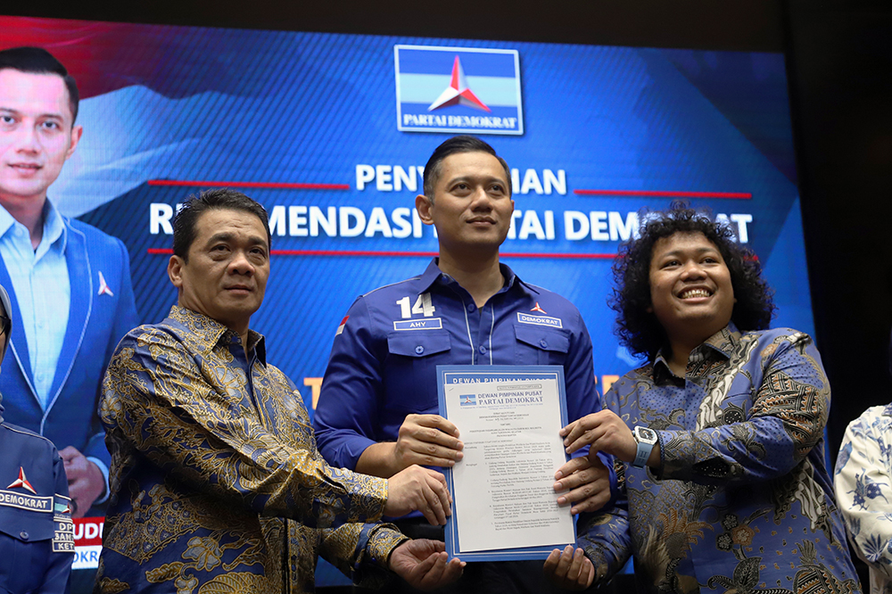 Ketua Umum Partai Demokrat AHY (tengah) memberikan surat rekomendasi kepada Ahmad Riza Patria (kiri) dan Marshel Widianto (kanan). (BeritaNasional/Elvis).