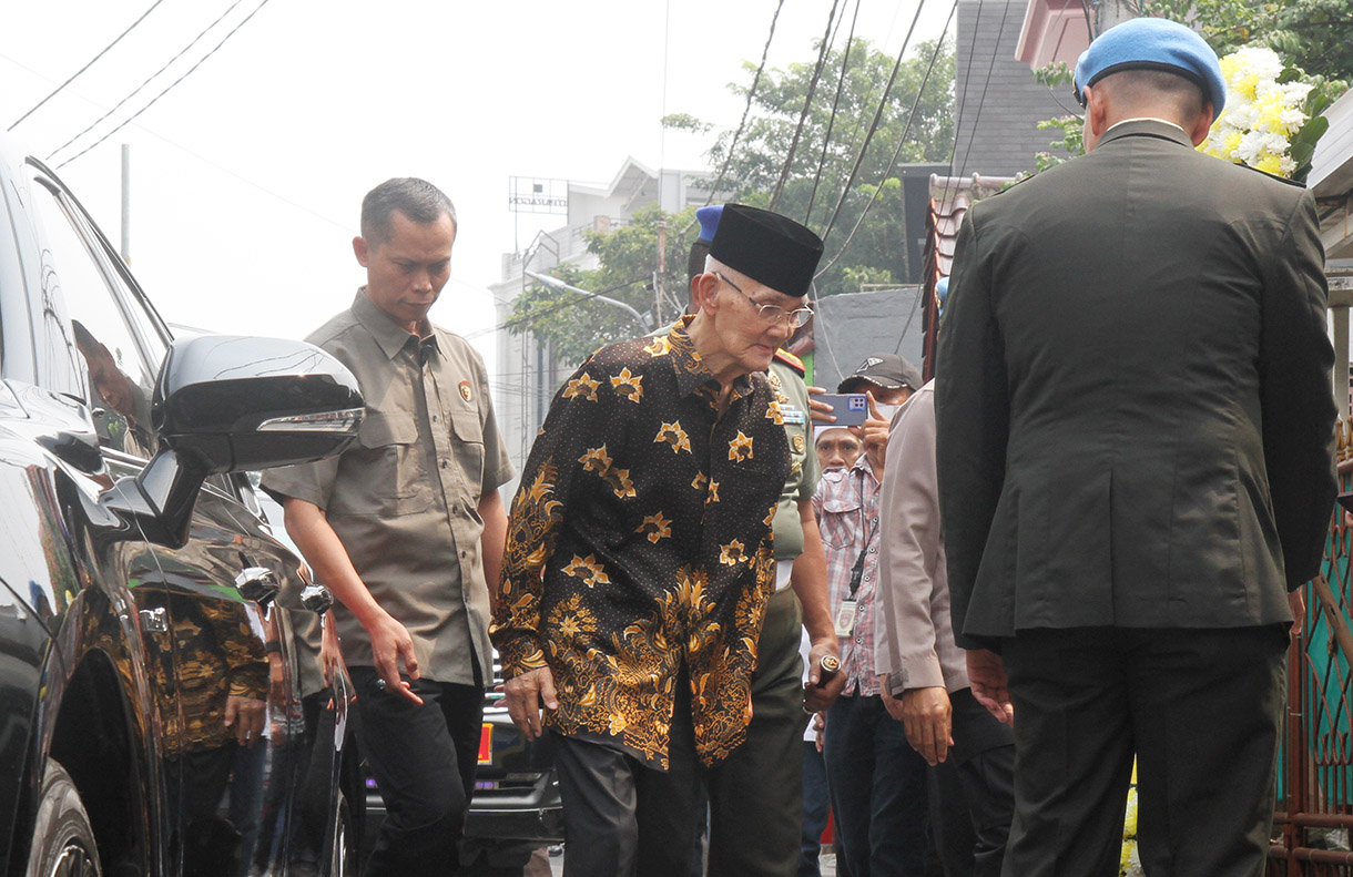 Wapres RI ke-6 Try Sutrisno melayat ke rumah duka Wakil Presiden ke-9 RI Hamzah Haz di Jalan Tegalan, Matraman, Jakarta Timur, Rabu (24/7/2024). (BeritaNasional.com/Oke Atmaja)