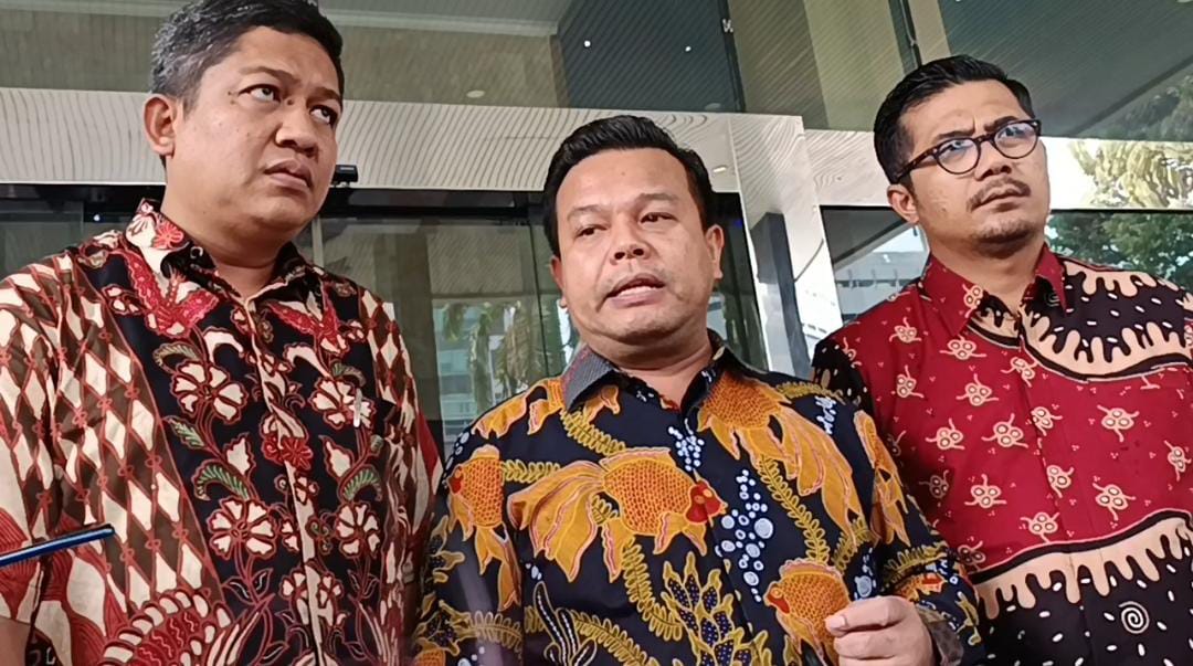 Tim Hukum PDIP di Gedung KPK. (BeritaNasional/Panji)