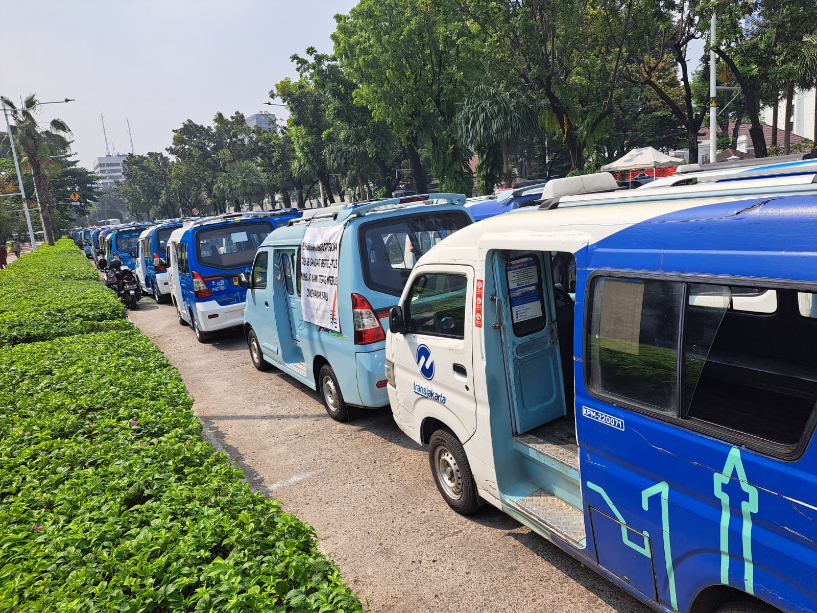 Sejumlah angkot Miktrotrans memenuhi syarat perizinan (Beritanasional/Lydia)