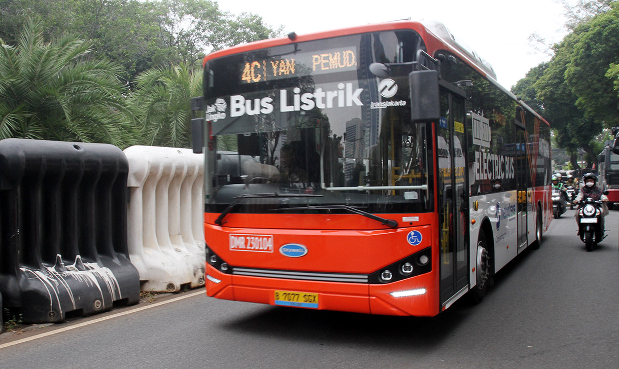 Bus Listrik Transjakarta jurusan melintas di Jalan Imam Bonjol, Jakarta, Minggu (28/7/2024).(BeritaNasional.com/Oke Atmaja)