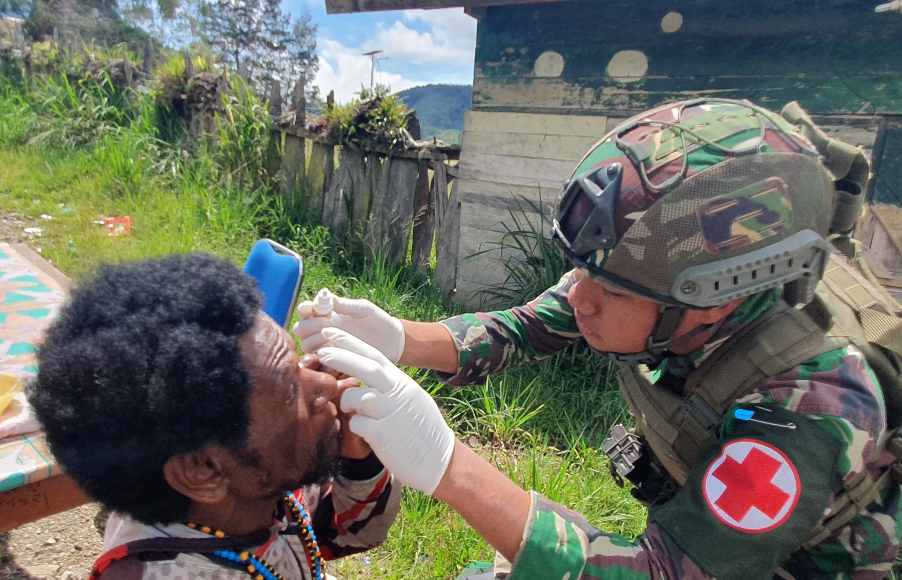 Satuan Tugas Batalyon Infanteri (Satgas Yonif) Raider 323/Buaya Putih Kostrad,v memberikan layanan kesehatan. (BeritaNasional/HO/Elvis Sendouw)