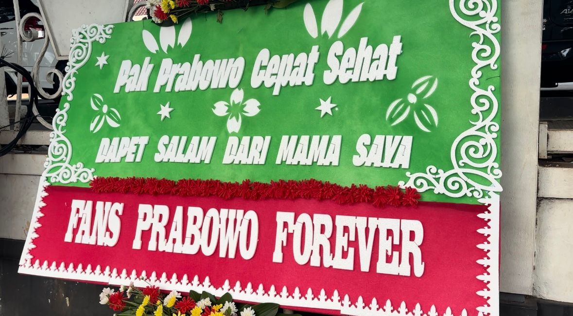 Karangan bunga dari warga untuk Prabowo Subianto yang baru menjalani operas. (Foto/istimewa).