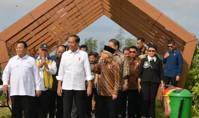 Presiden Jokowi dan Wapres Ma'ruf Amin saat meninjau pembangunan IKN. (Foto/Setwapres)