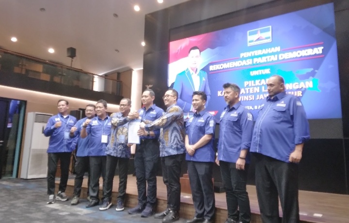 Ketua Umum Partai Demokrat Agus Harimurti Yudhoyono (AHY) menyerahkan surat rekomendasi kepada cakada. (BeritaNasional/Mufit)