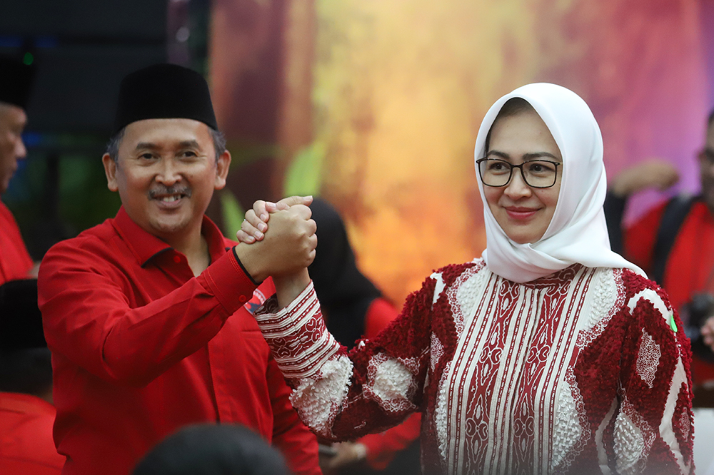 Bakal calon gubernur dan wakil gubernur Banten Airin Rachmi Diany (kiri) dan Ade Sumardi melakukan salam komando saat menghadiri pengumuman bakal calon kepala daerah untuk Pilkada 2024 di Kantor DPP PDI Perjuangan. (BeritaNasional/Elvis Sendouw)