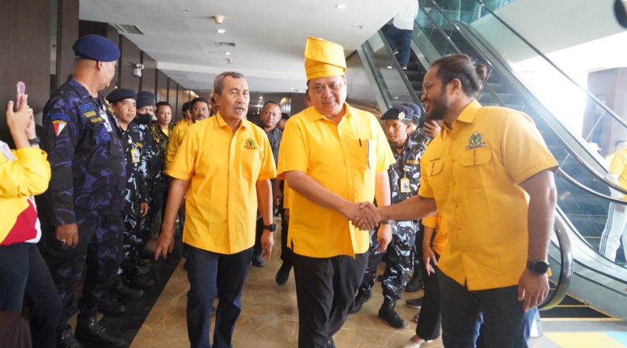 Ketua Umum DPP Partai Golkar Airlangga Hartarto (tengah). (BeritaNasional/Dok. Golkar)