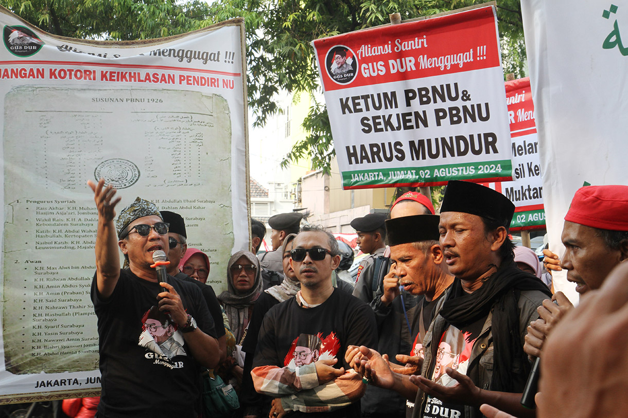 Aliansi Santri Gus Dur berunjuk rasa di depan Kantor PBNU, Jakarta, Jumat (2/8/2024). (BeritaNasional.com/Oke Atmaja)