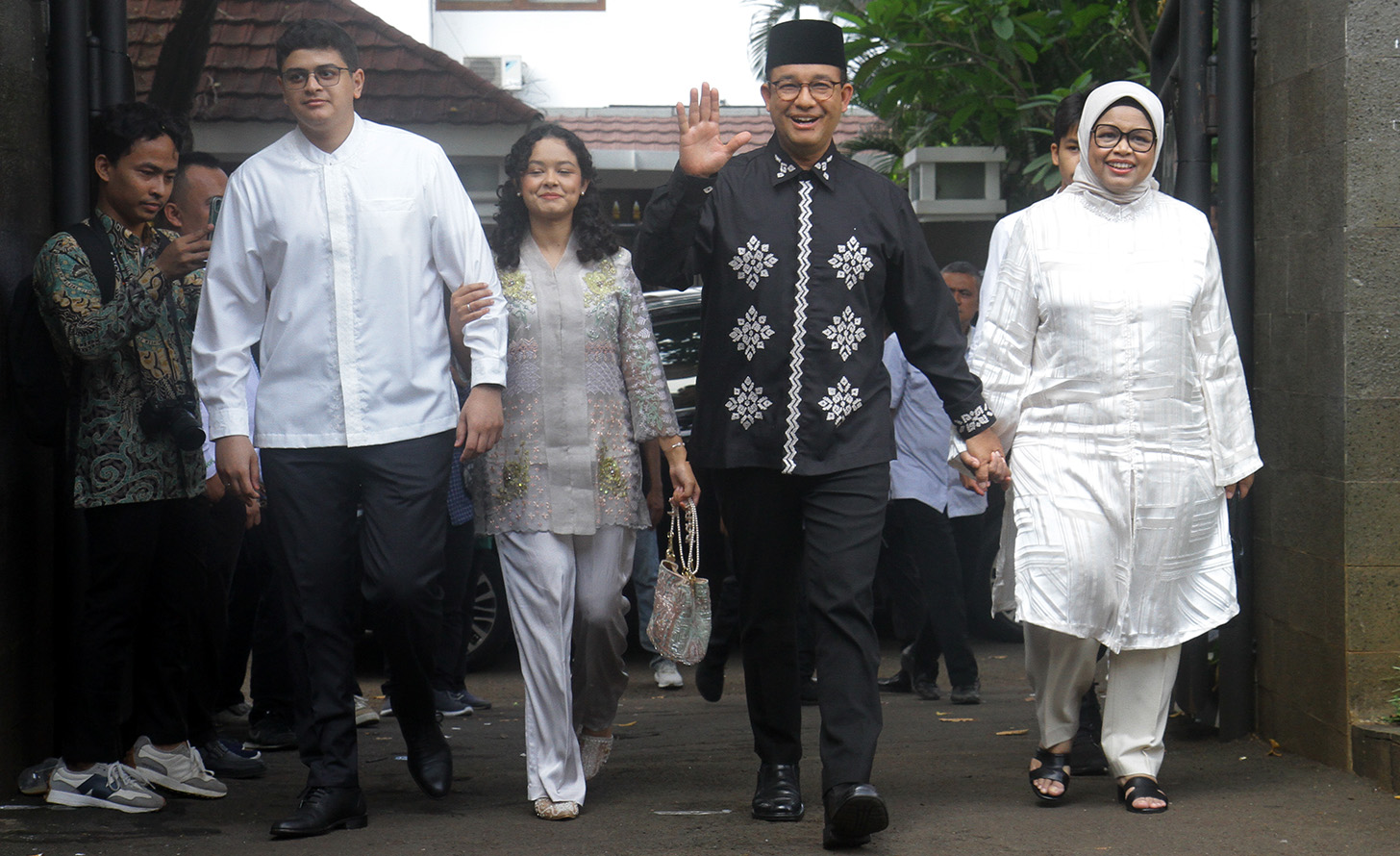 Mantan Gubernur Jakarta Anies Baswedan (dua dari kanan) saat berkunjung ke kediaman Muhaimin Iskandar saat momen Lebaran. (BeritaNasional/Oke Atmaja)