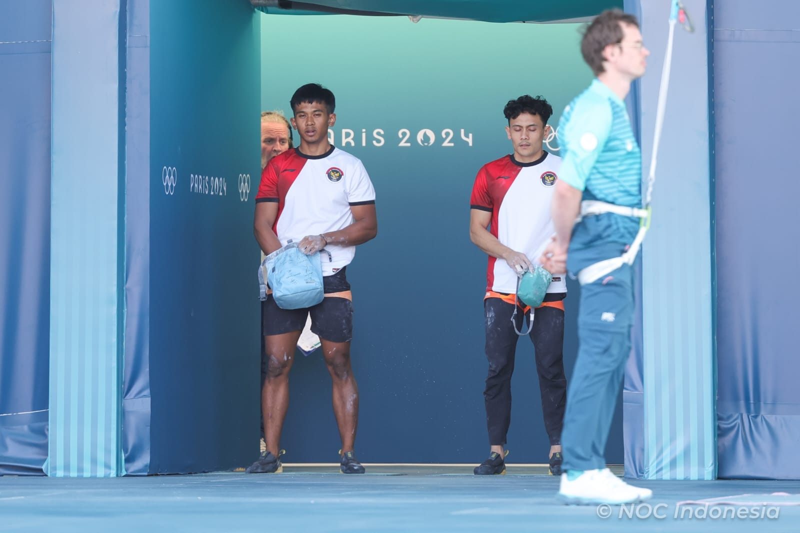 Atlet panjat tebing Tim Indonesia, Veddriq Leonardo (kanan) berhasil mengamankan tiket ke babak perempat final panjat tebing Olimpiade 2024 Paris yang digelar di Le Bourget Climbing Venue. (Foto/NOC).