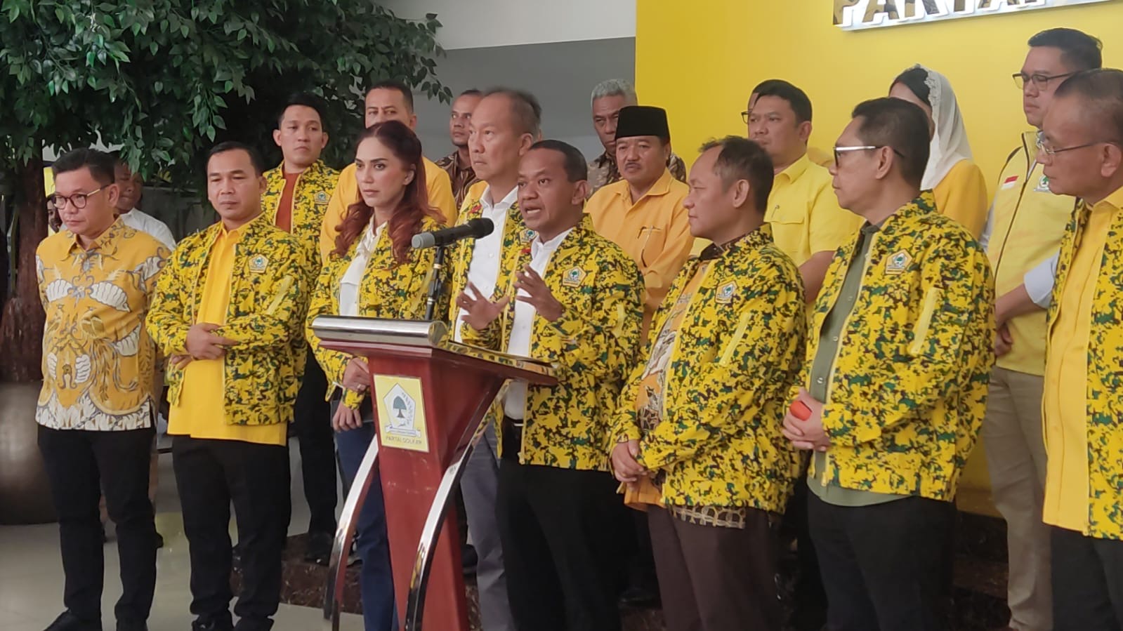 Ketua Umum Partai Golkar Bahlil Lahadalia (Tengah). (BeritaNasional/Ahda).