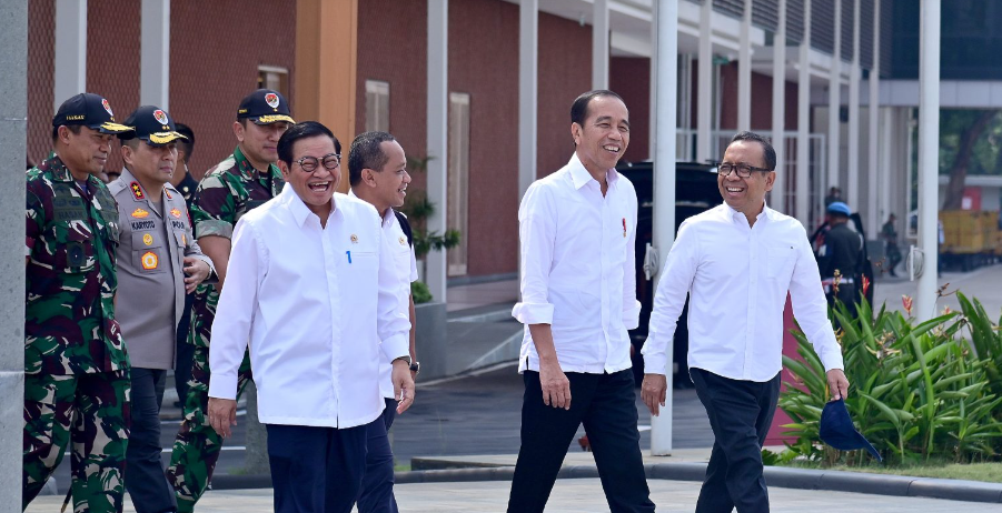 Bahlil Lahadalia (tengah) saat berkunjung ke IKN bersama Presiden Jokowi. (BeritaNasional/Setkan)