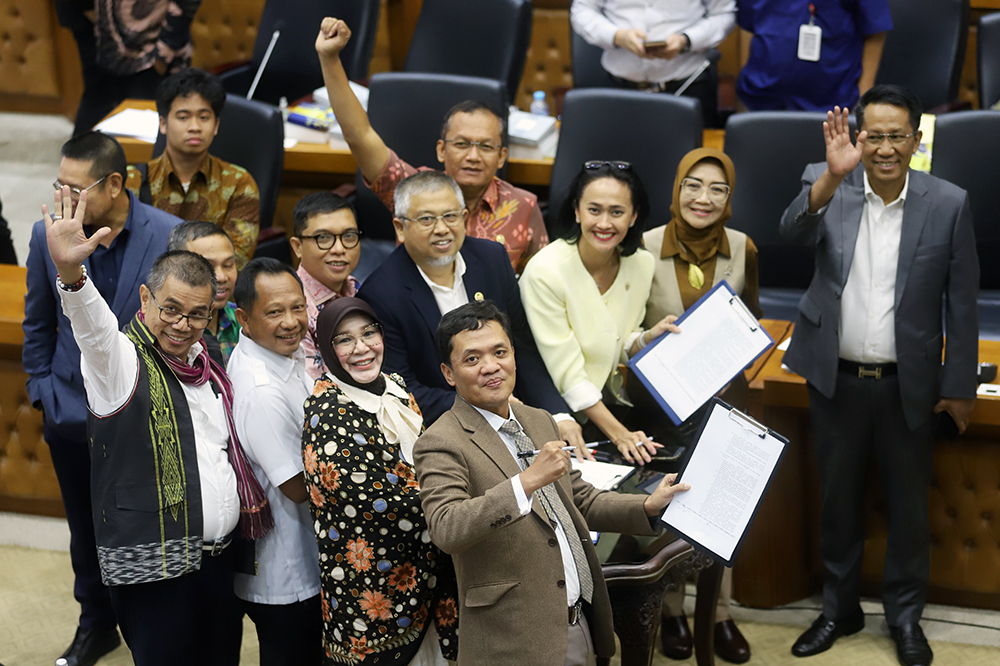 Sejumlah anggota Baleg menandatangani naskah perubahan RUU Pilkada. (BeritaNasional/Elvis Sendouw)