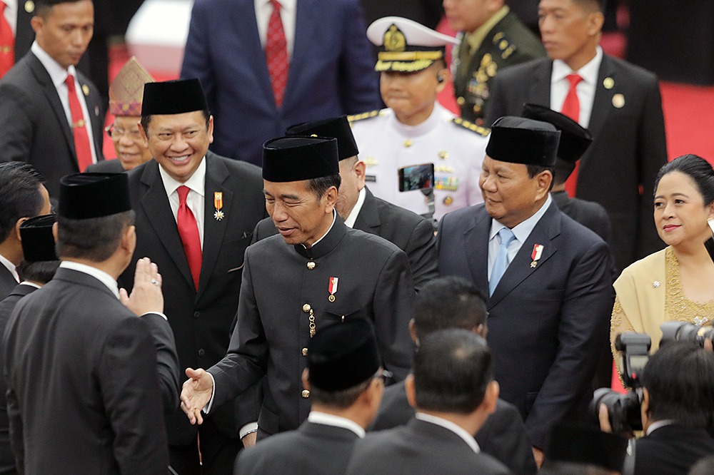 Wakil Ketua Umum Partai Golkar, Bambang Soesatyo (Kiri) saat bersama Presiden Jokowi dan Presiden terpilih Prabowo. (BeritaNasional/Elvis)