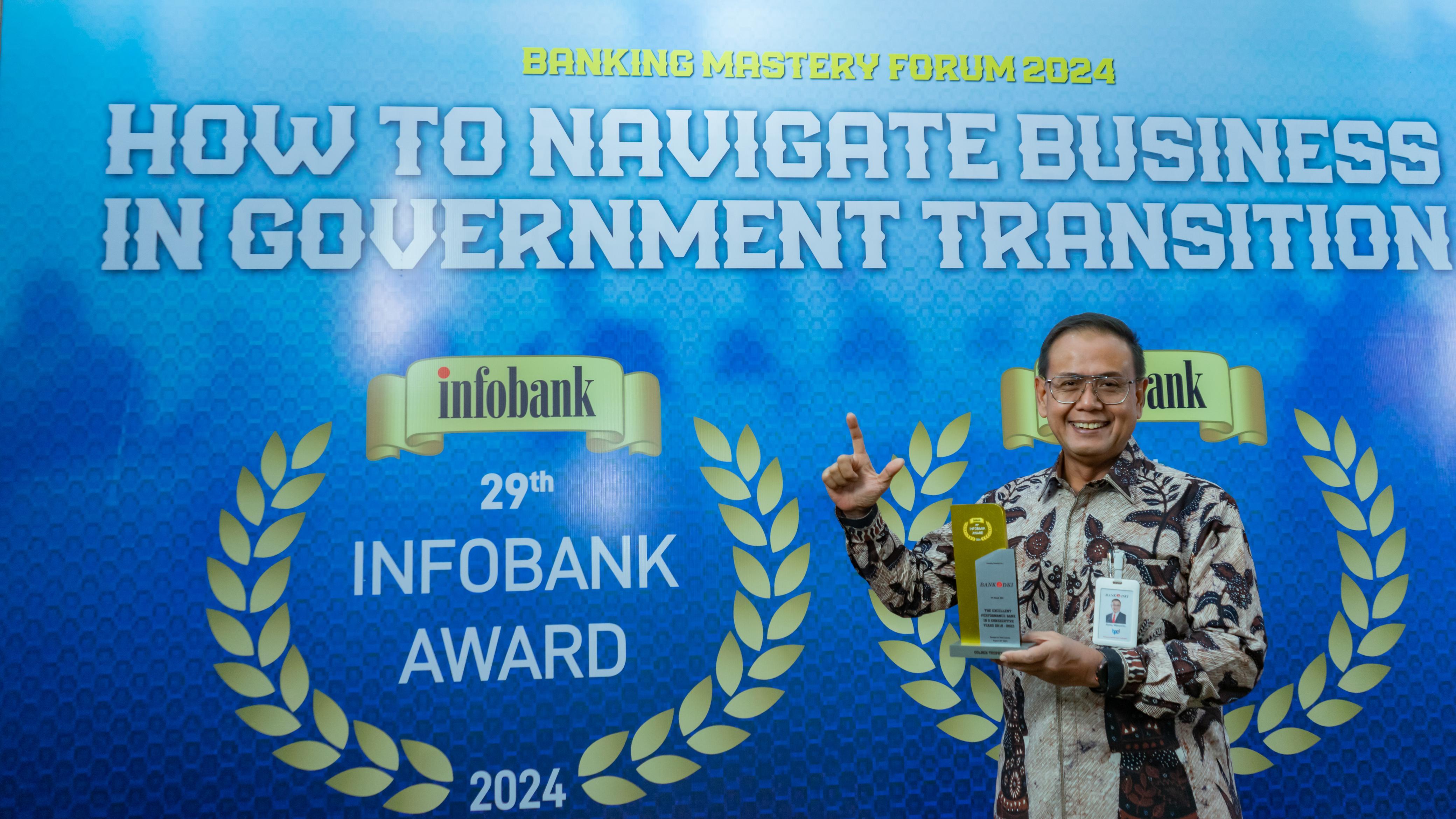 Direktur Keuangan & Strategi Bank DKI, Romy Wijayanto menunjukkan piagam penghargaan Golden Trophy The Excellent Performance Bank In 5 Consecutive Years (2018-2023), dalam ajang 29th Infobank Banking Appreciation 2024 di Jakarta (29/08).(BeritaNasional.com/ Oke Atmaja)